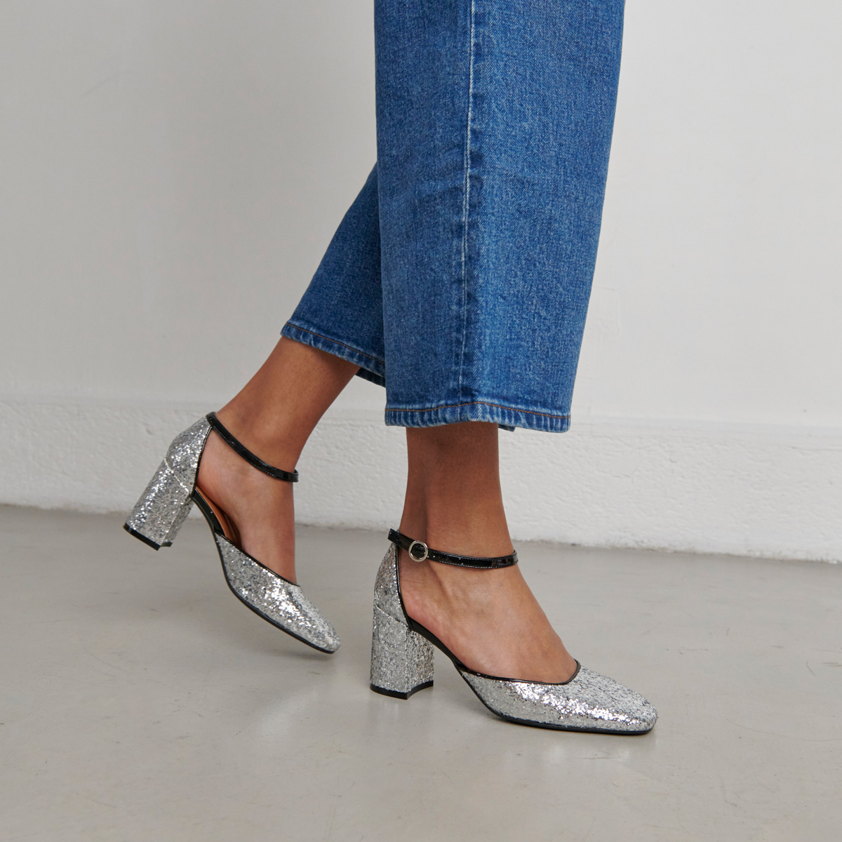 Salomes with straps in silver and black glitter and patent | DOUGGIE