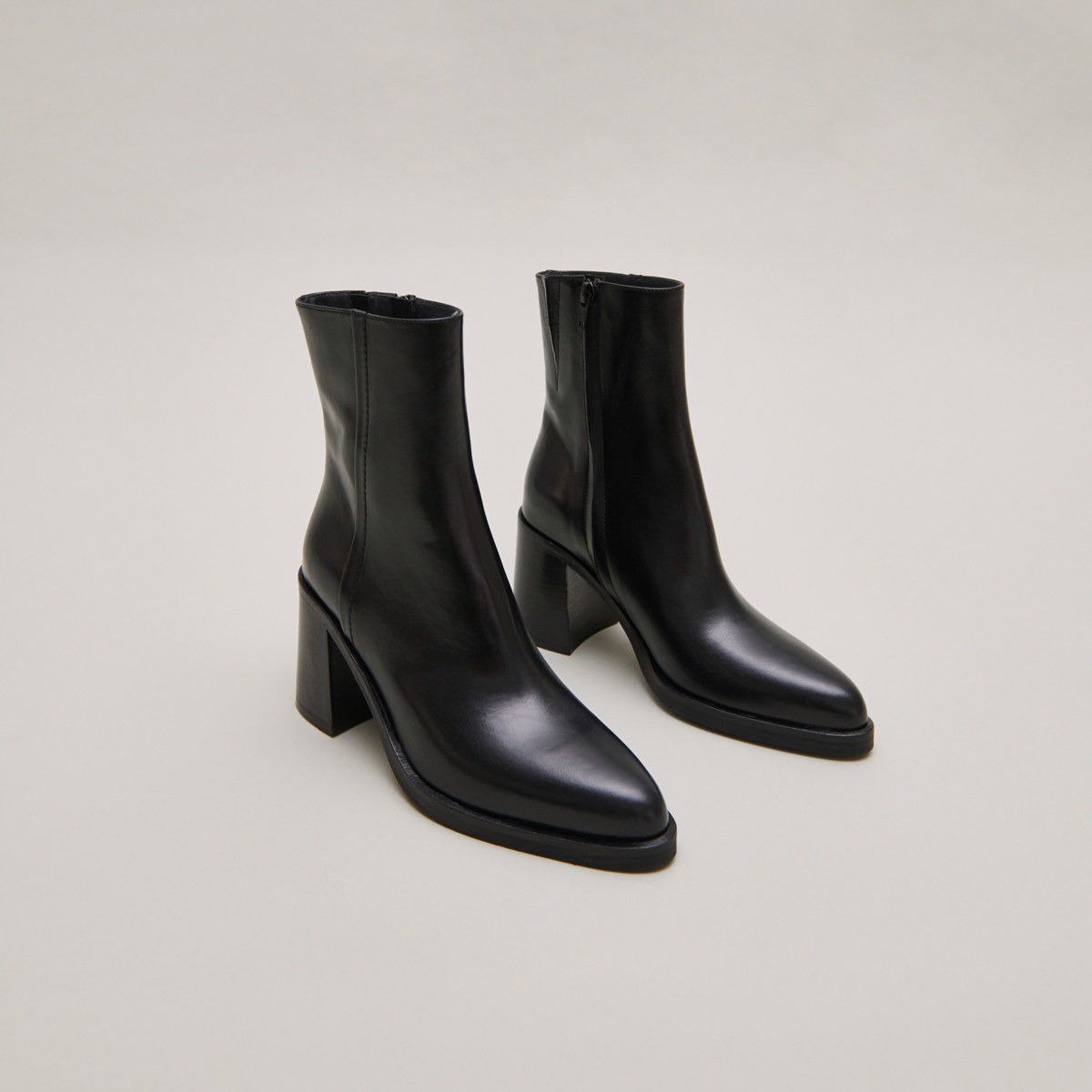 Bottines &agrave; talons in black leather | DOLOR