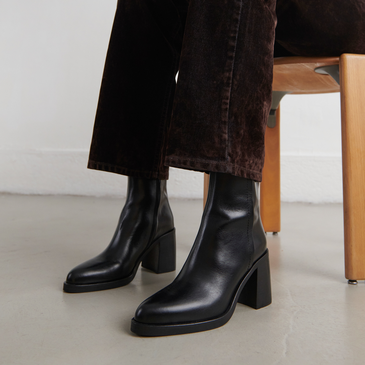 Bottines &agrave; talons in black leather | DOLOR
