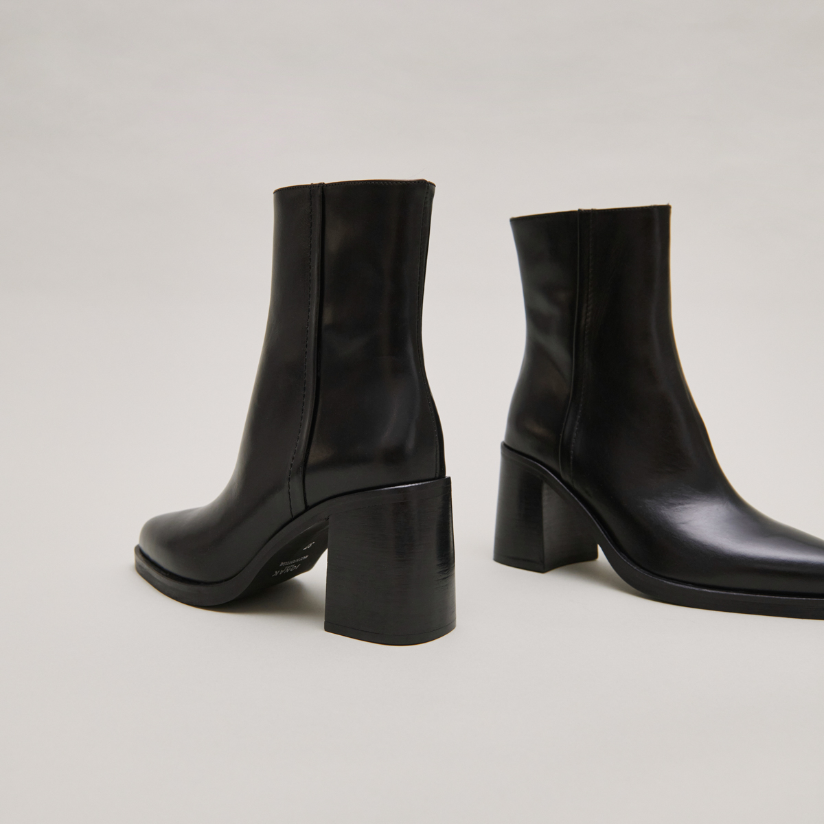 Bottines &agrave; talons in black leather | DOLOR