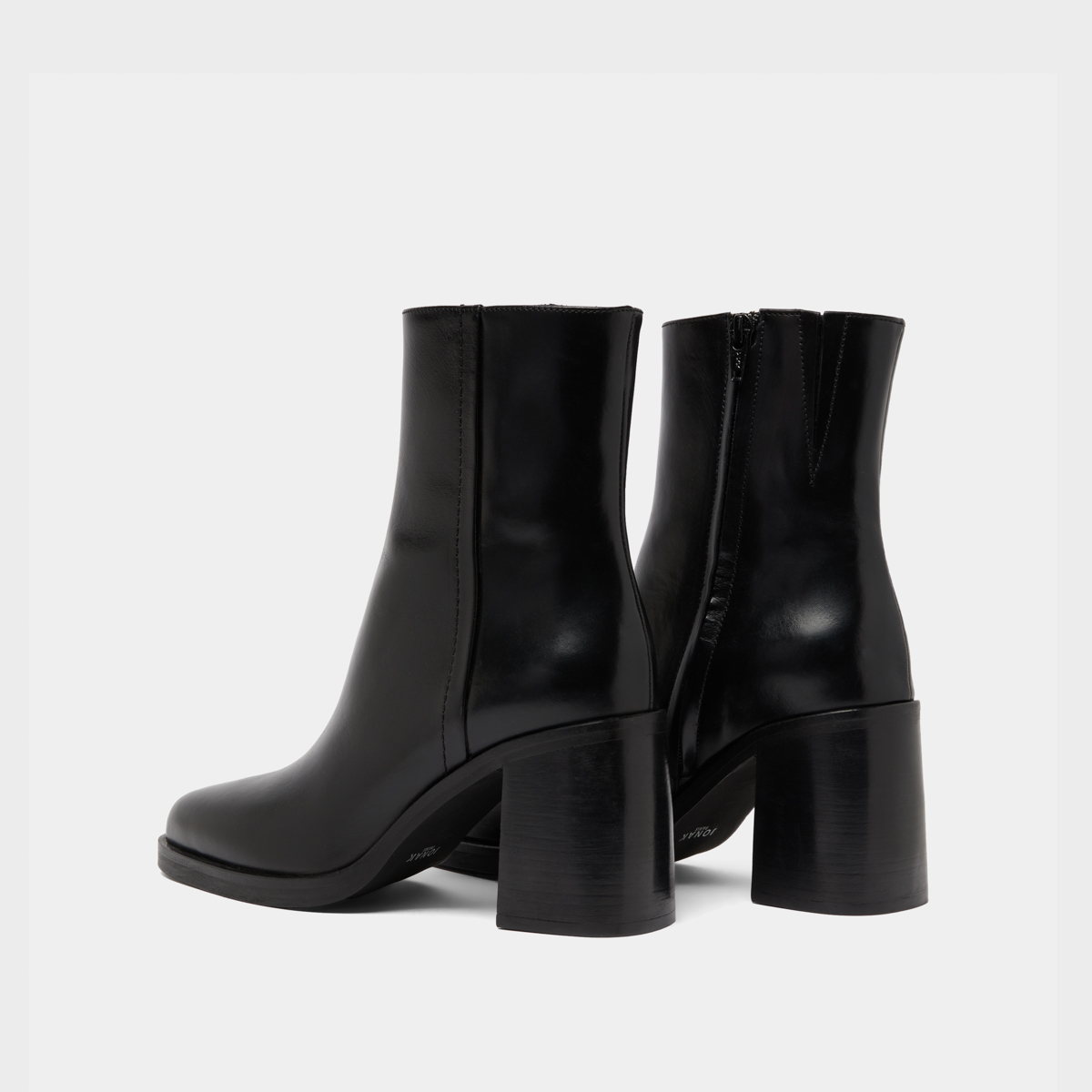 Bottines &agrave; talons in black leather | DOLOR