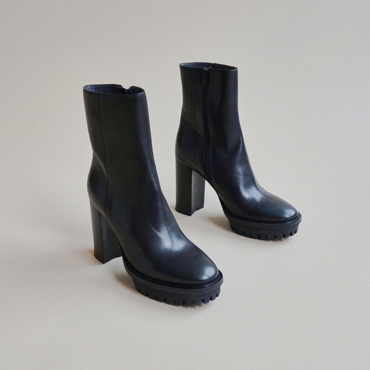 Ankle boots with heels and notched soles in black leather | DONATIEN