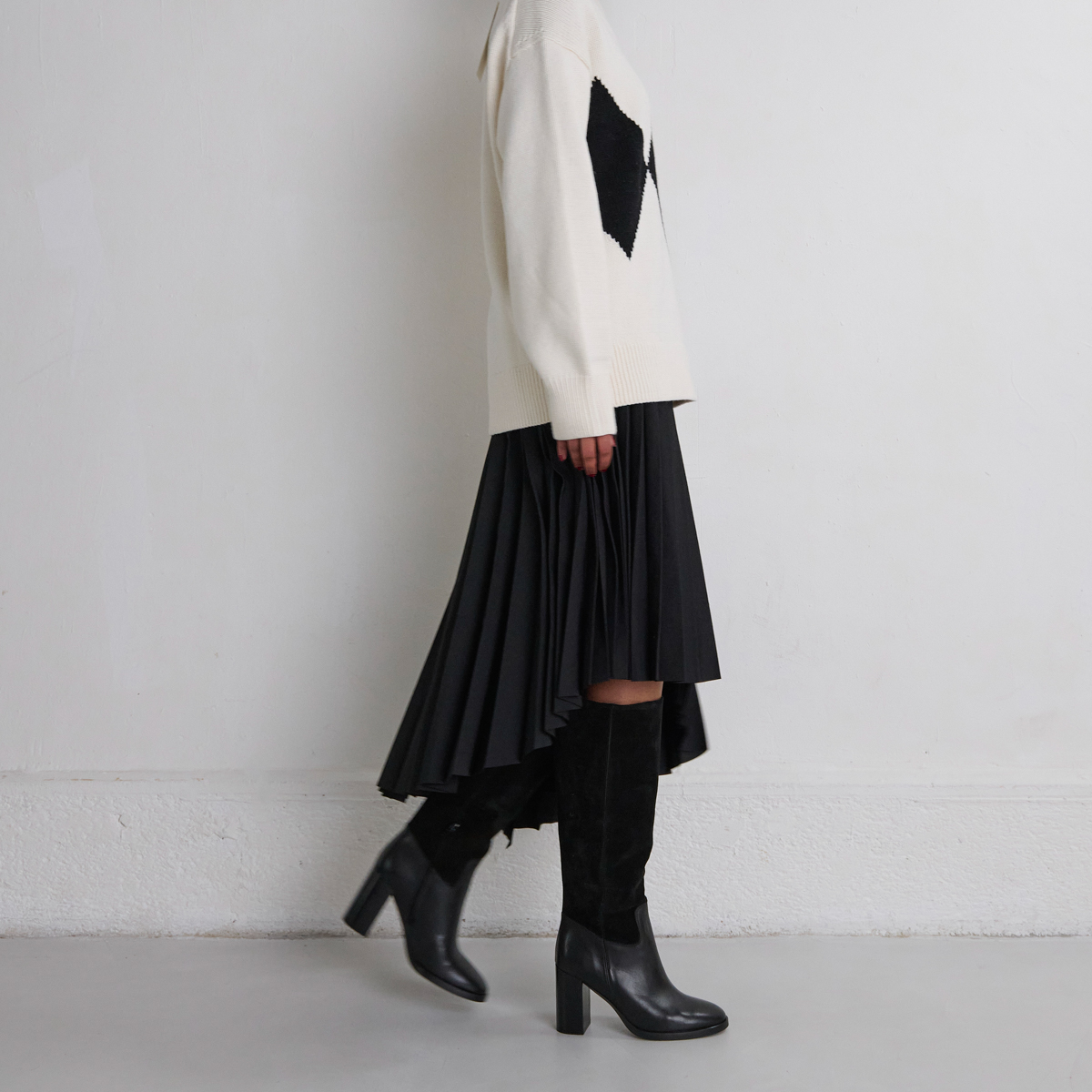 Bottes à talons in black suede and black leather | DOWN