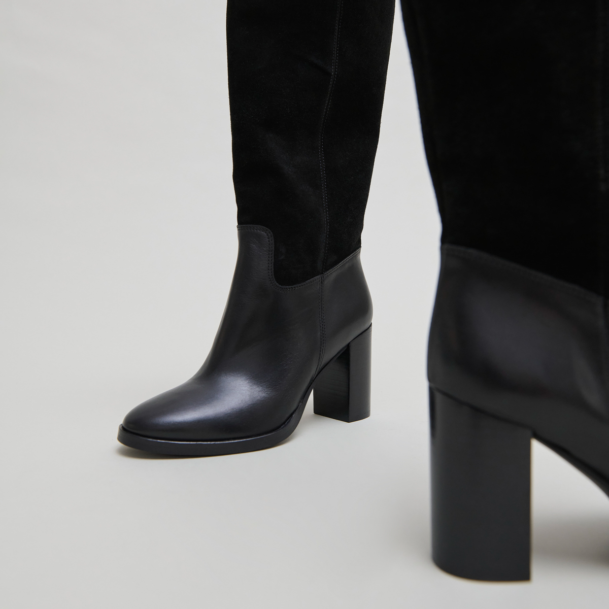 Bottes à talons in black suede and black leather | DOWN