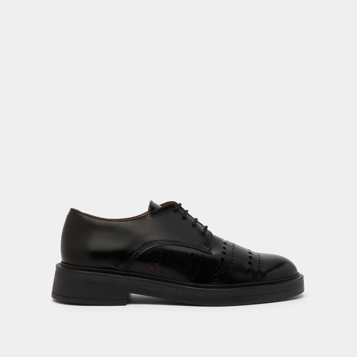 Pierced derbies in glazed black leather | AMARANTE
