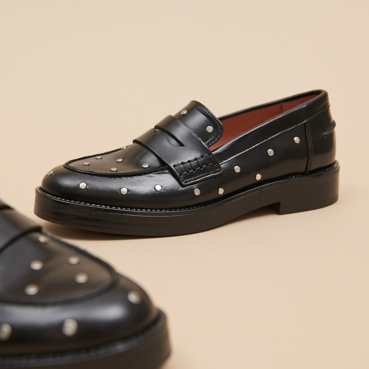Loafers with silver details in black leather | MIRNOU