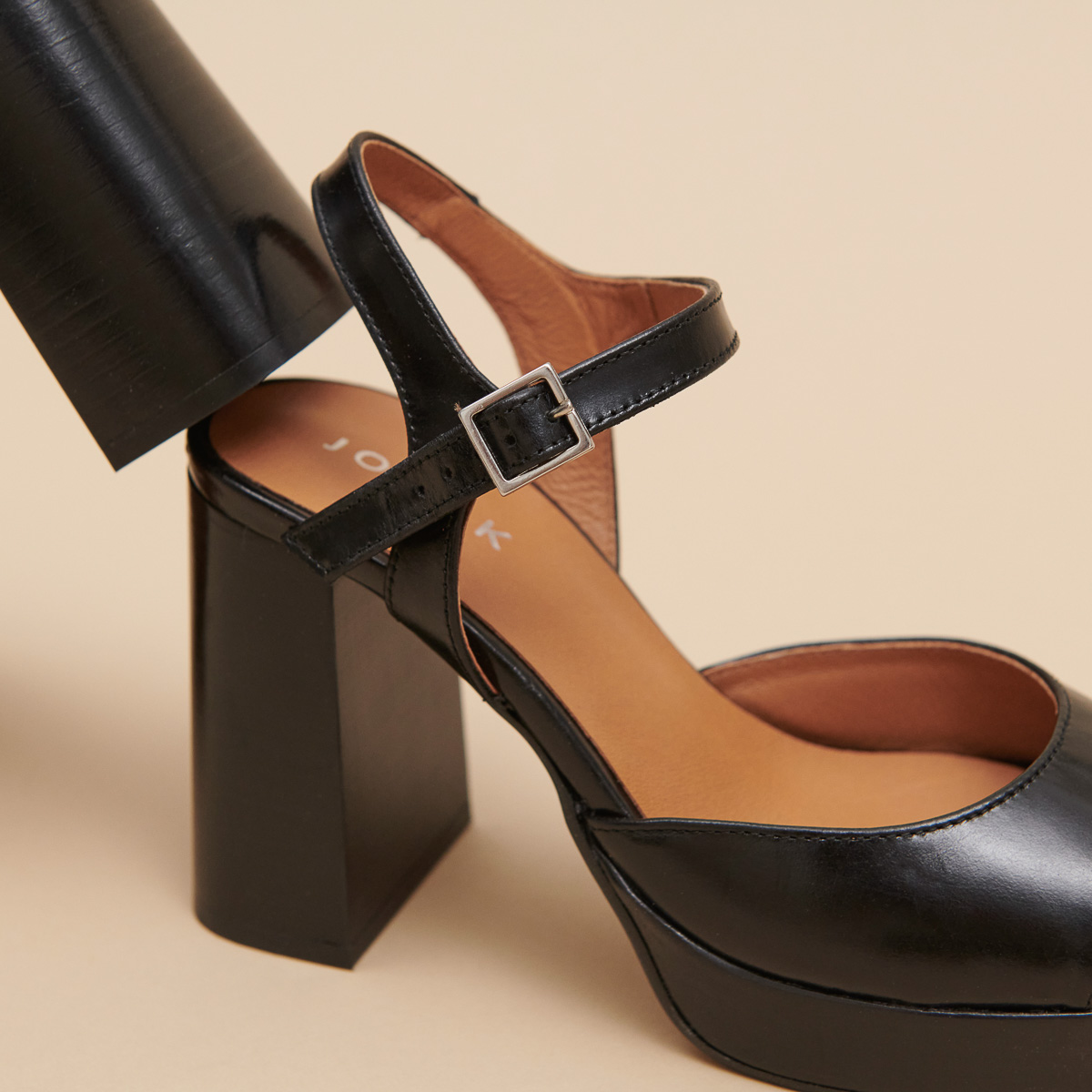 High-heeled sandals and platforms in black leather | BAMBA