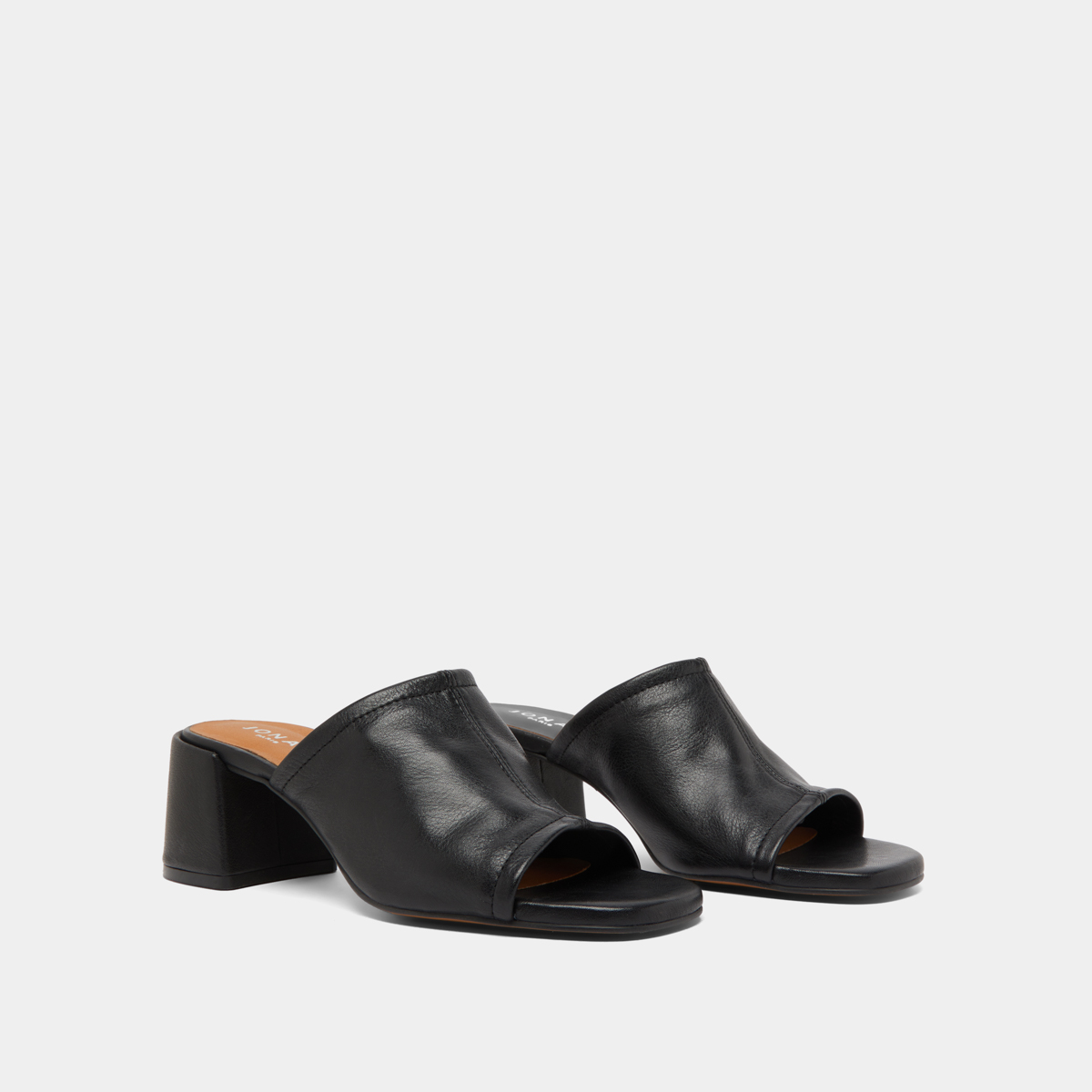 Mules with heels and open toes in black leather | BUTTERFLY