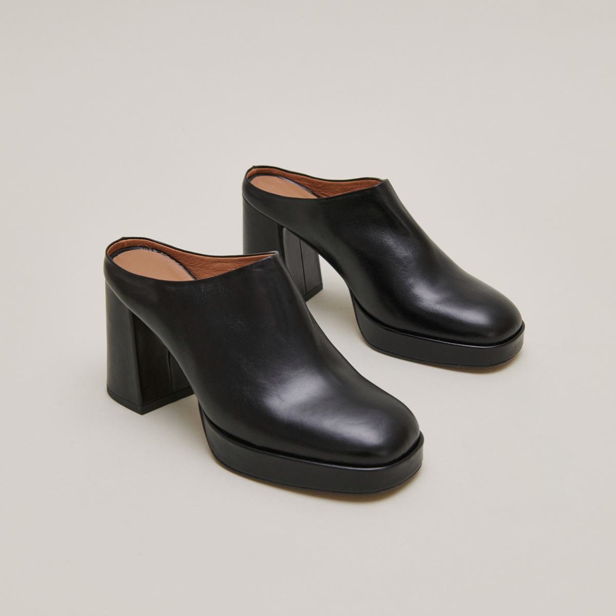 Heeled mules in black leather | VOLCAN