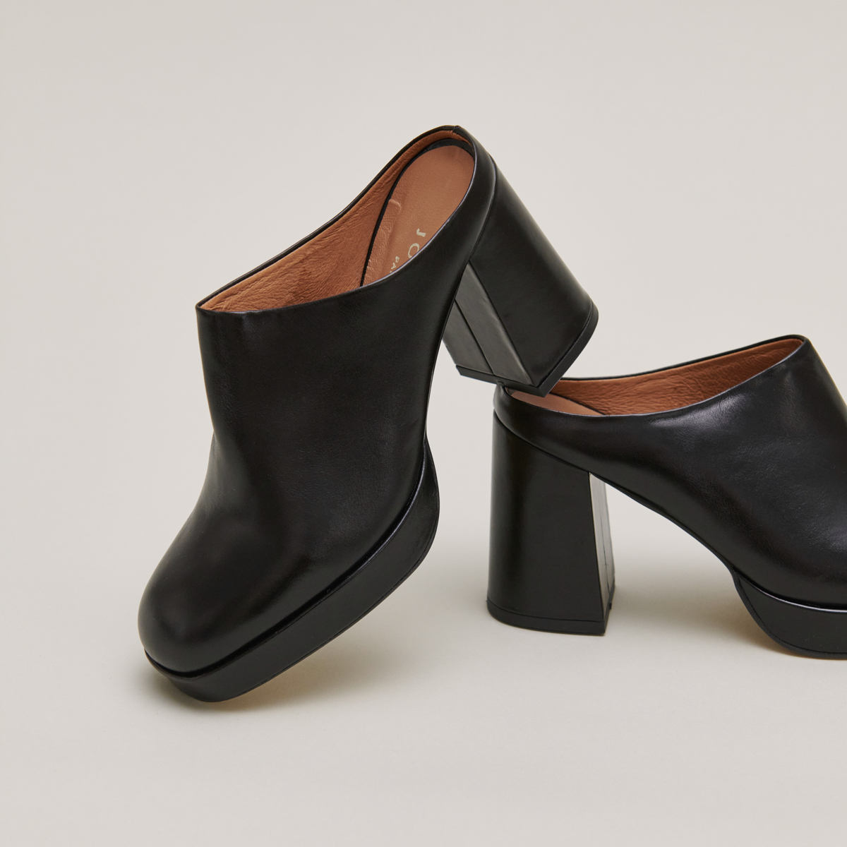 Heeled mules in black leather | VOLCAN