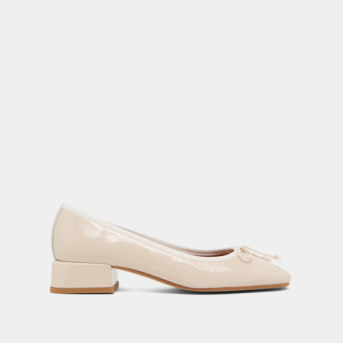 Ballet flats with low heels in ecru pleated patent | DYBIL
