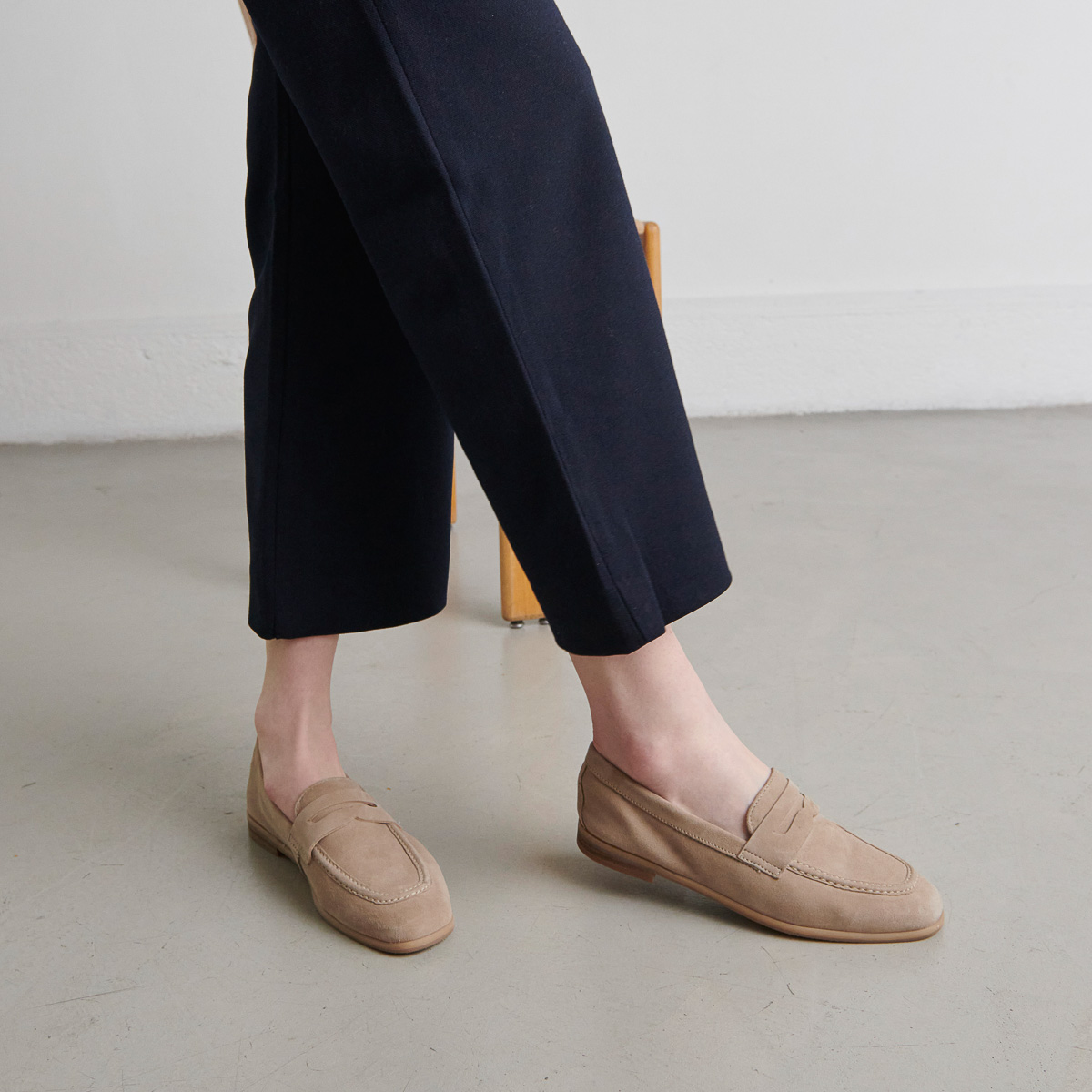 Loafers with flat heels and rounded toes in beige velvet | ACA