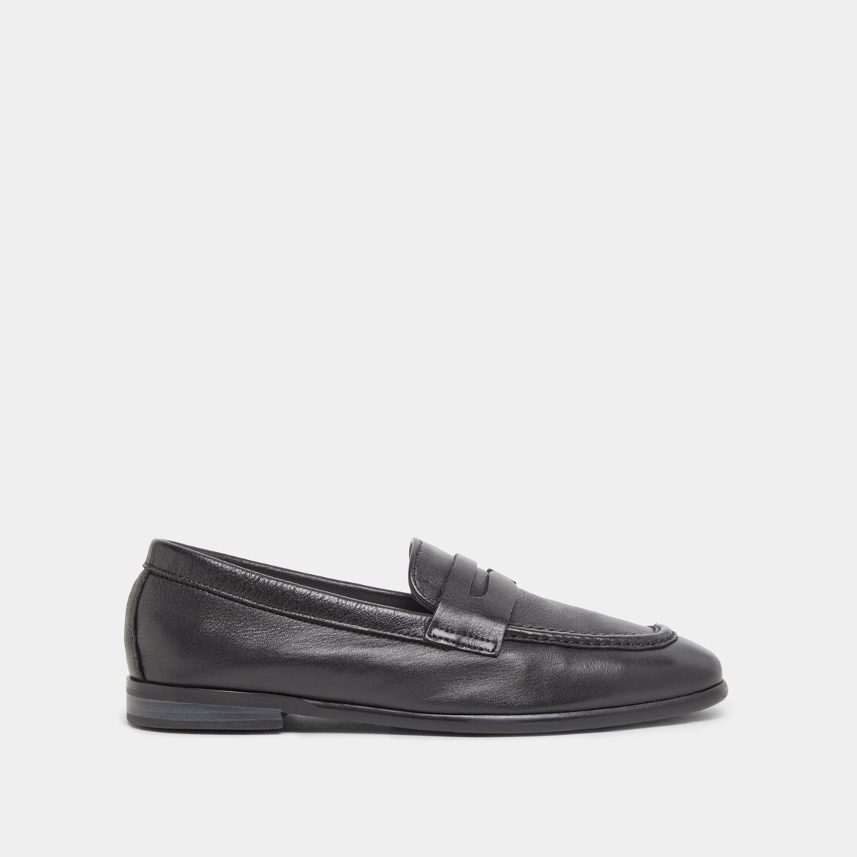 Loafers with flat heels and rounded toes in black grained leather | ACA