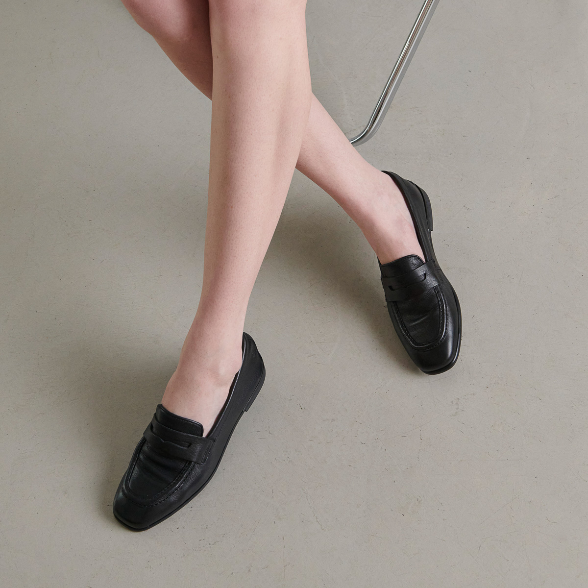 Loafers with flat heels and rounded toes in black grained leather | ACA