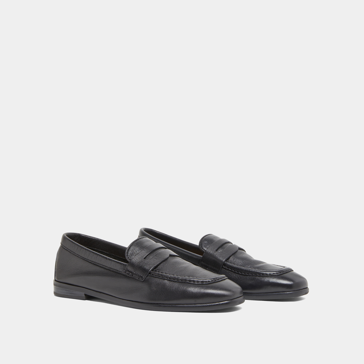 Loafers with flat heels and rounded toes in black grained leather | ACA