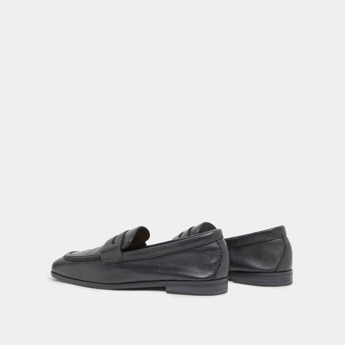 Loafers with flat heels and rounded toes in black grained leather | ACA