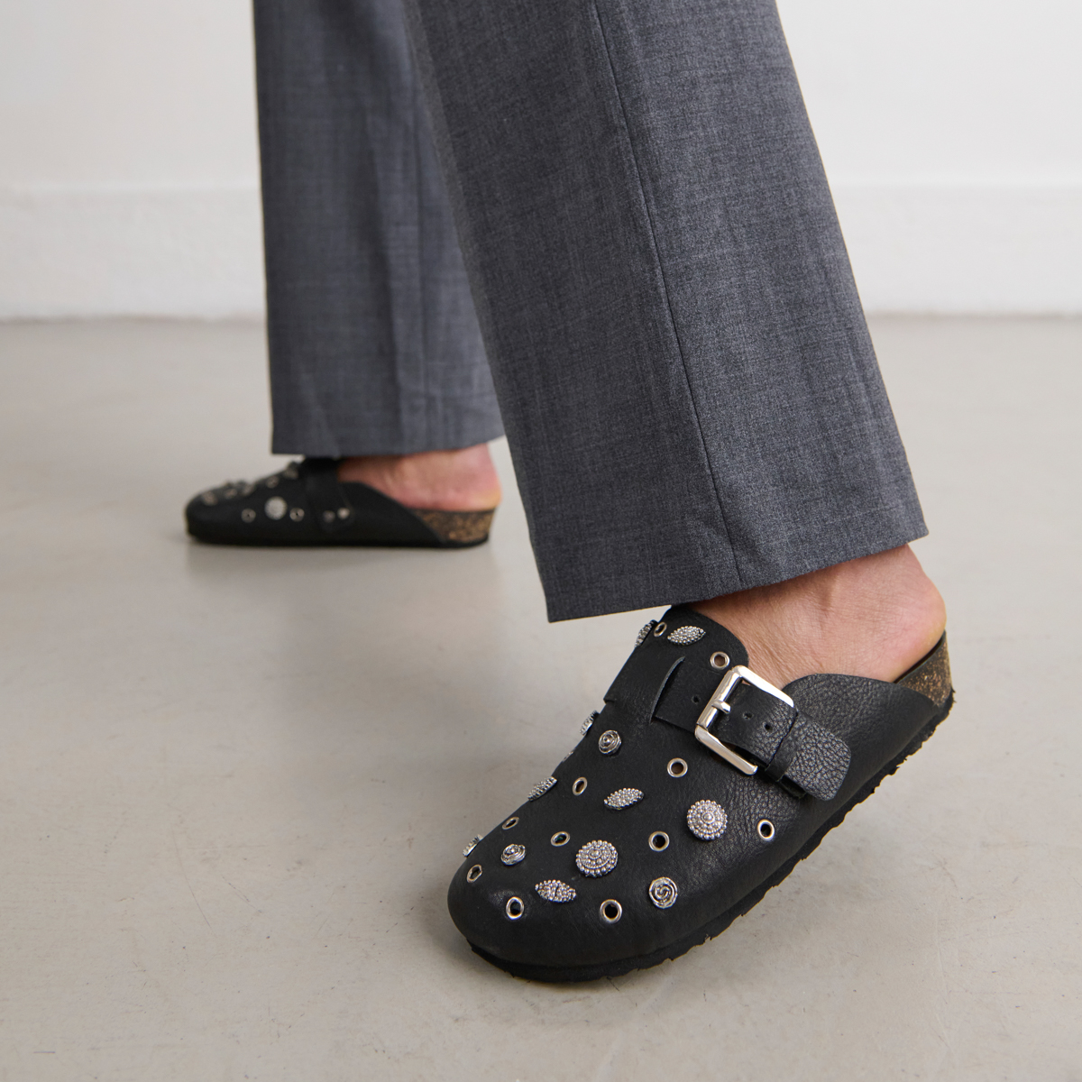 Mules with silver details in black grained leather | WASILA