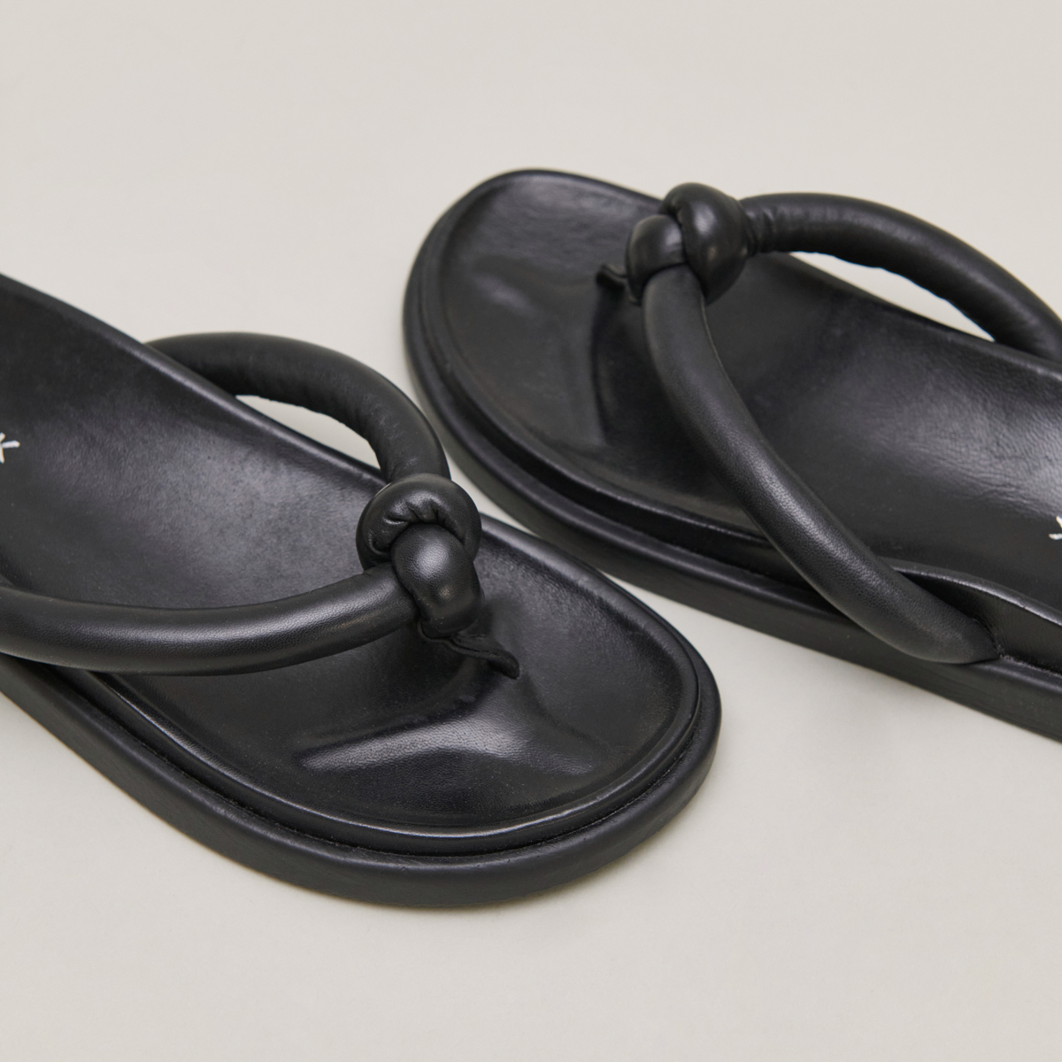Mules with straps in black leather | WOODLAND