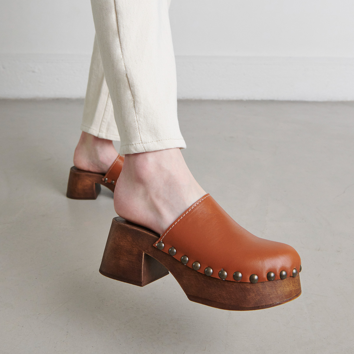 Platform mules in cognac leather | ELLIOT