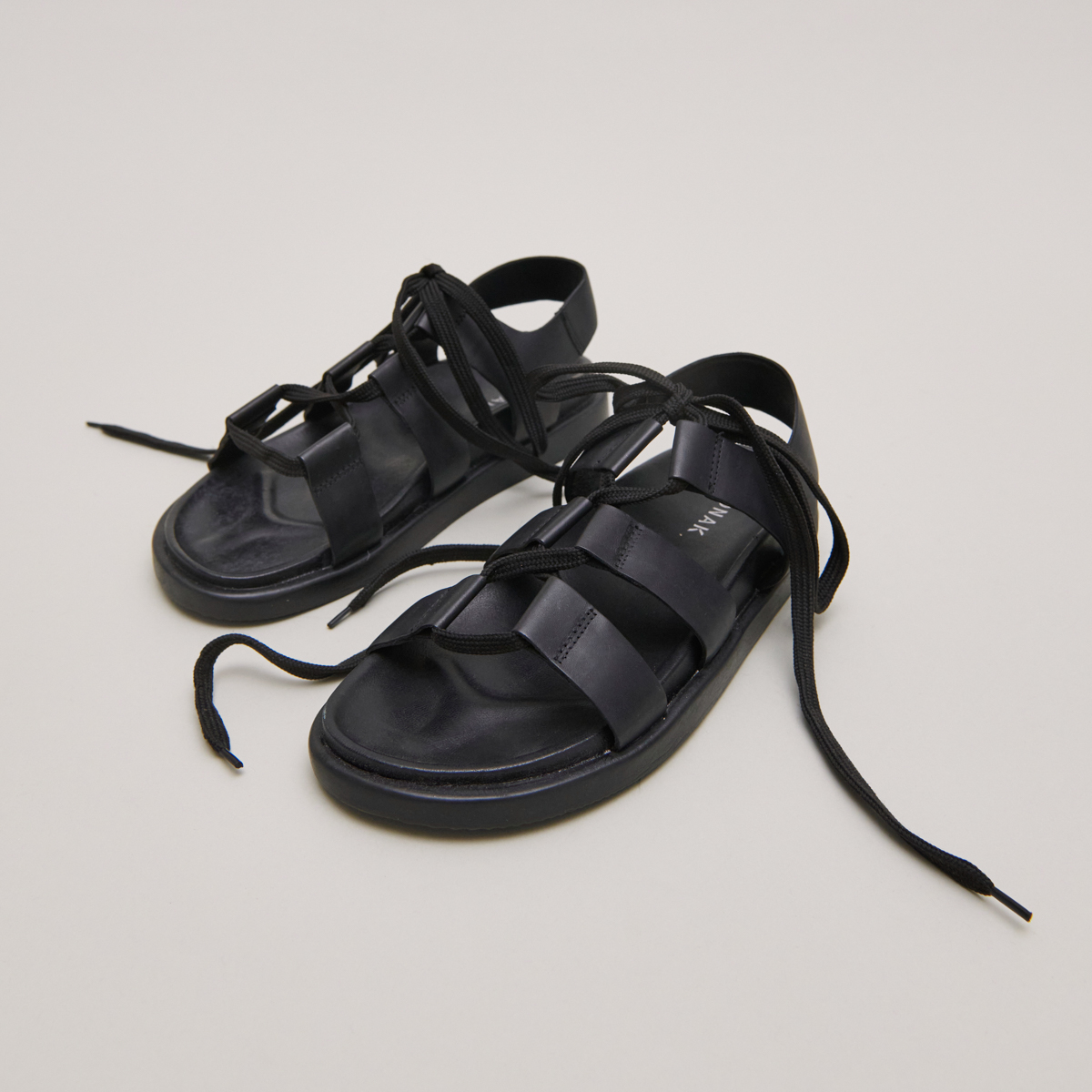 Sandals with multiple straps and laces in black leather | WELLINGTON