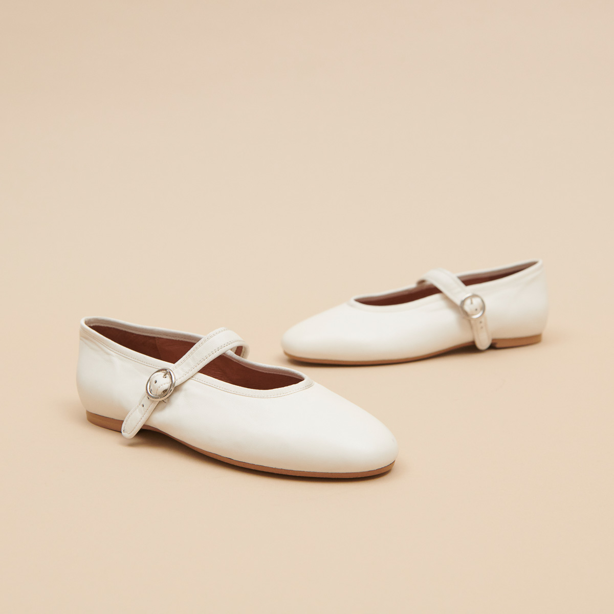 Ballet flats with straps and adjustable buckles in ecru leather | DEESSE