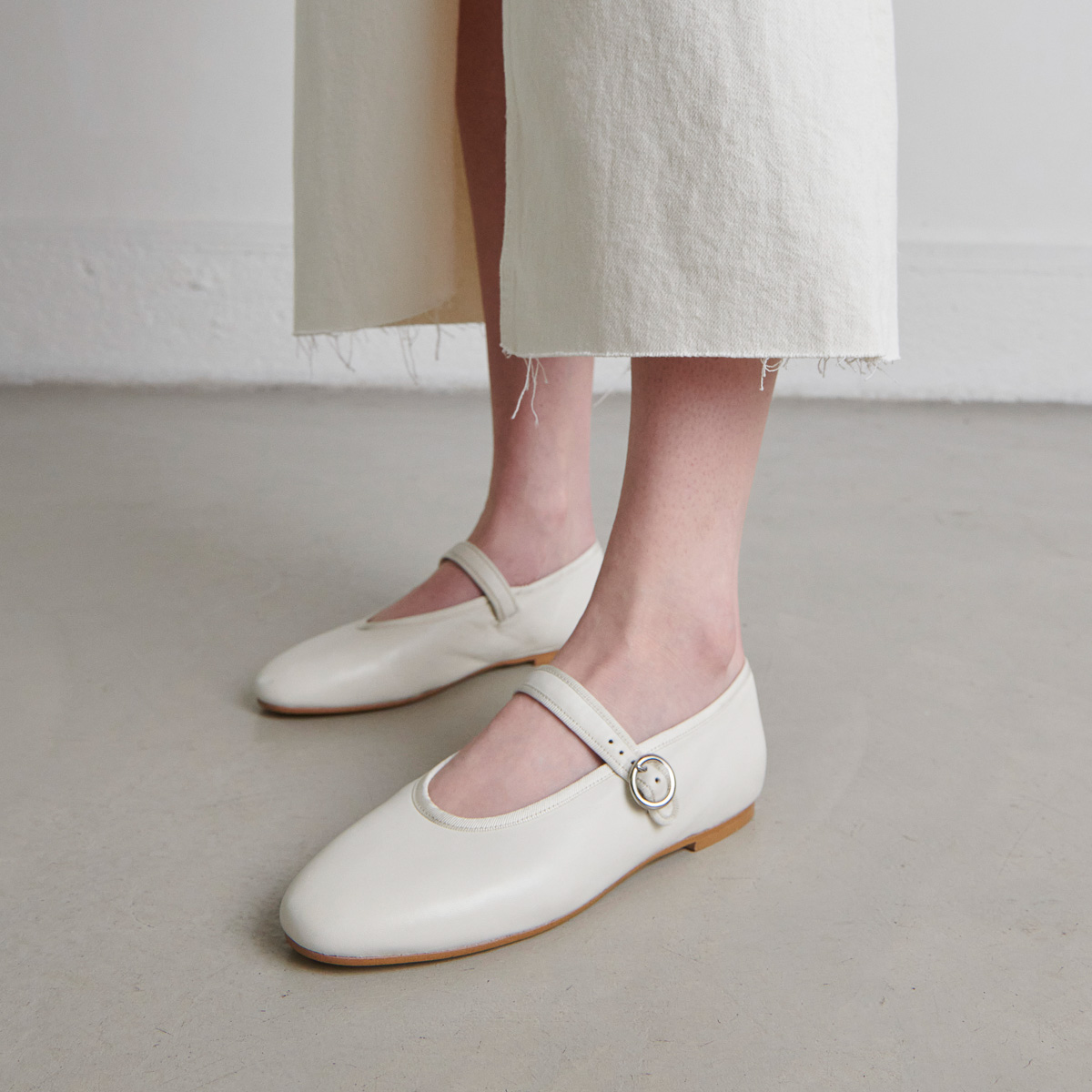 Ballet flats with straps and adjustable buckles in ecru leather | DEESSE