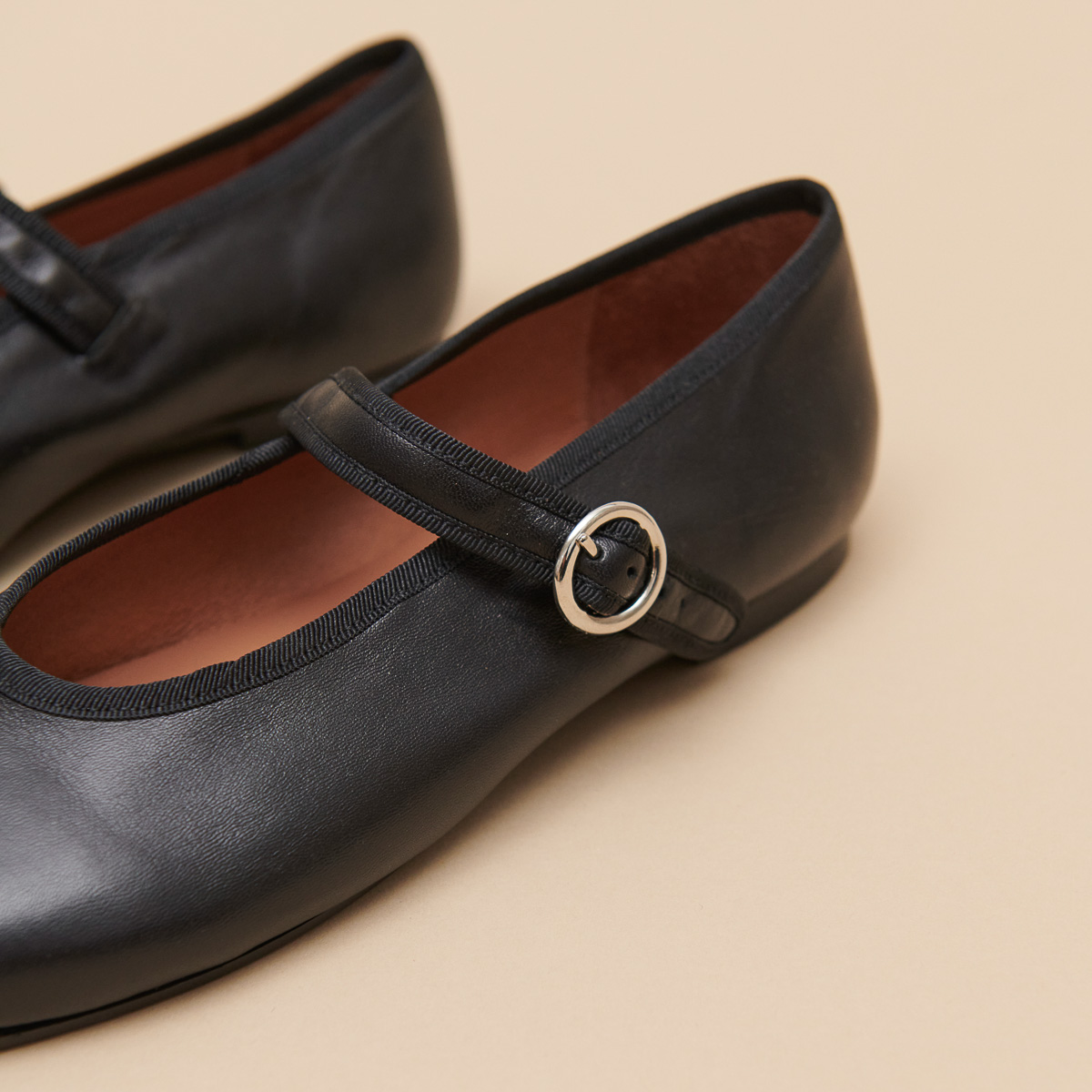 Ballet flats with straps and adjustable buckles in black leather | DEESSE