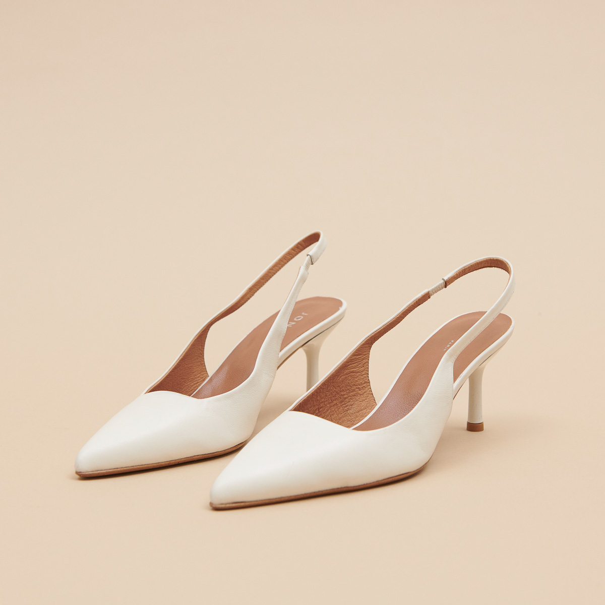 Pointed-toe pumps in ecru leather | DIAMANTINE