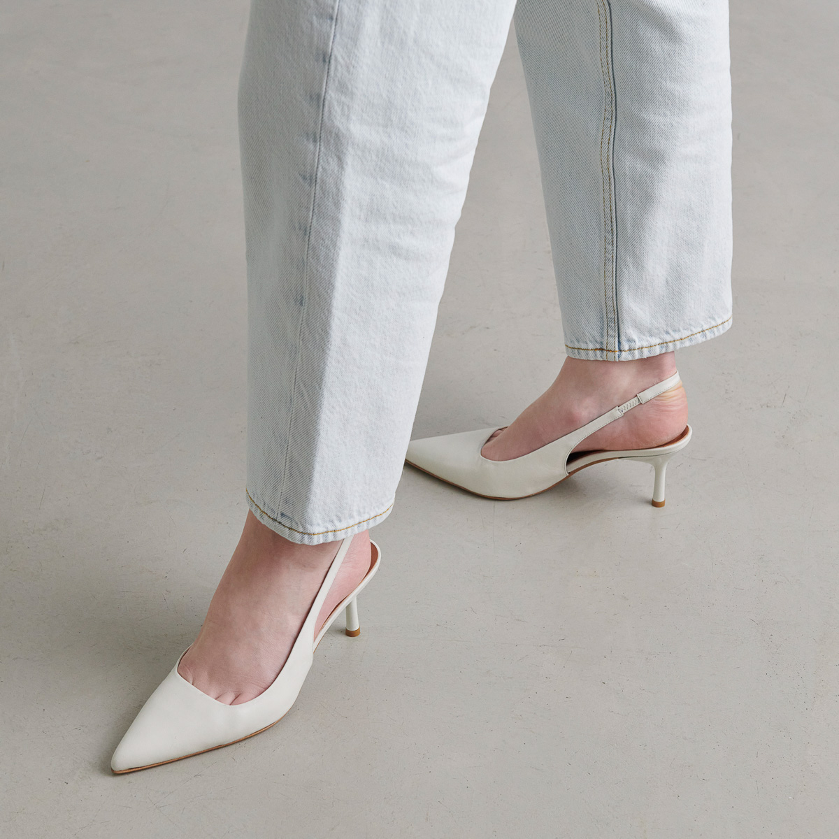 Pointed-toe pumps in ecru leather | DIAMANTINE