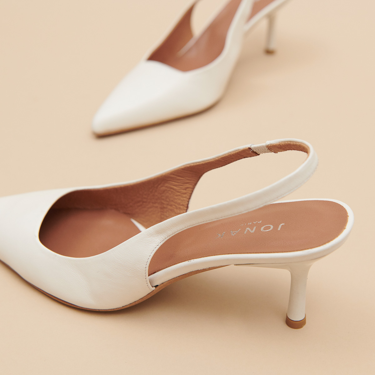 Pointed-toe pumps in ecru leather | DIAMANTINE
