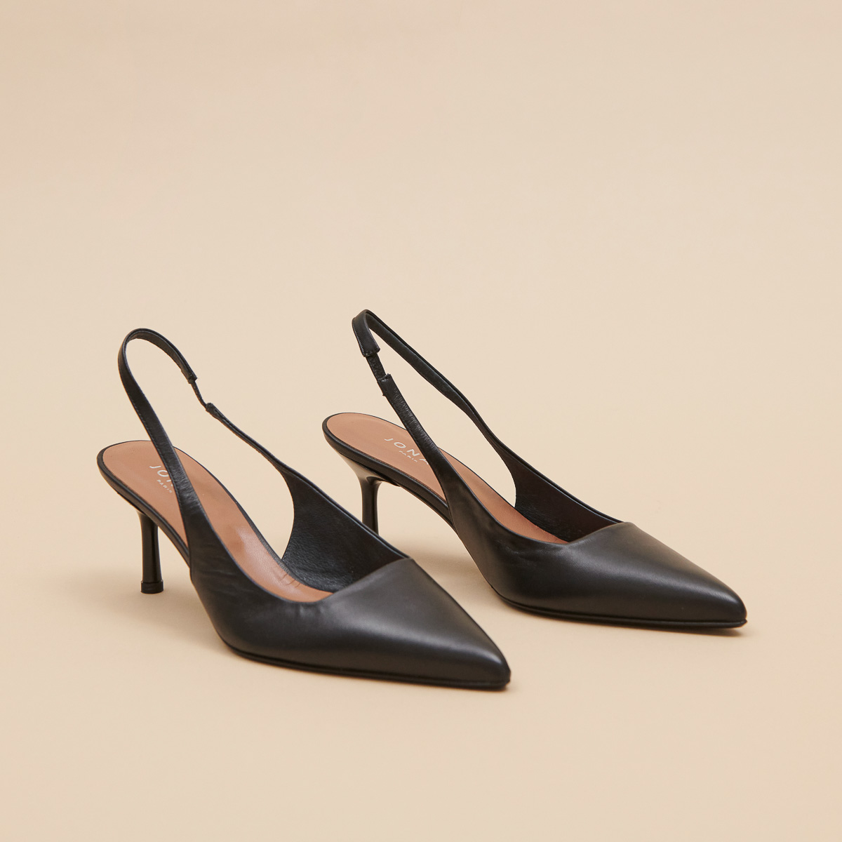 Pointed-toe pumps in black leather | DIAMANTINE