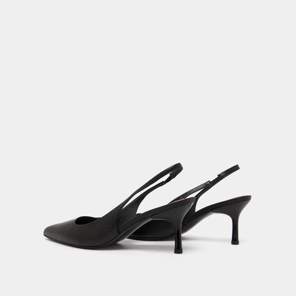 Pointed-toe pumps in black leather | DIAMANTINE