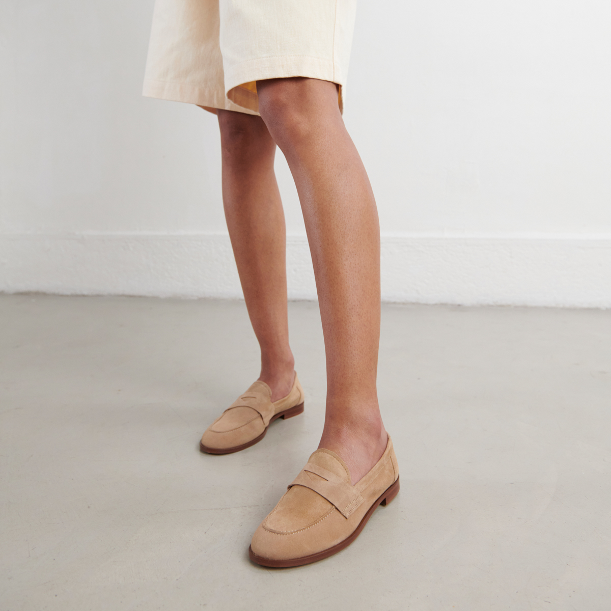 Round-toed loafers in camel velvet | THELMA