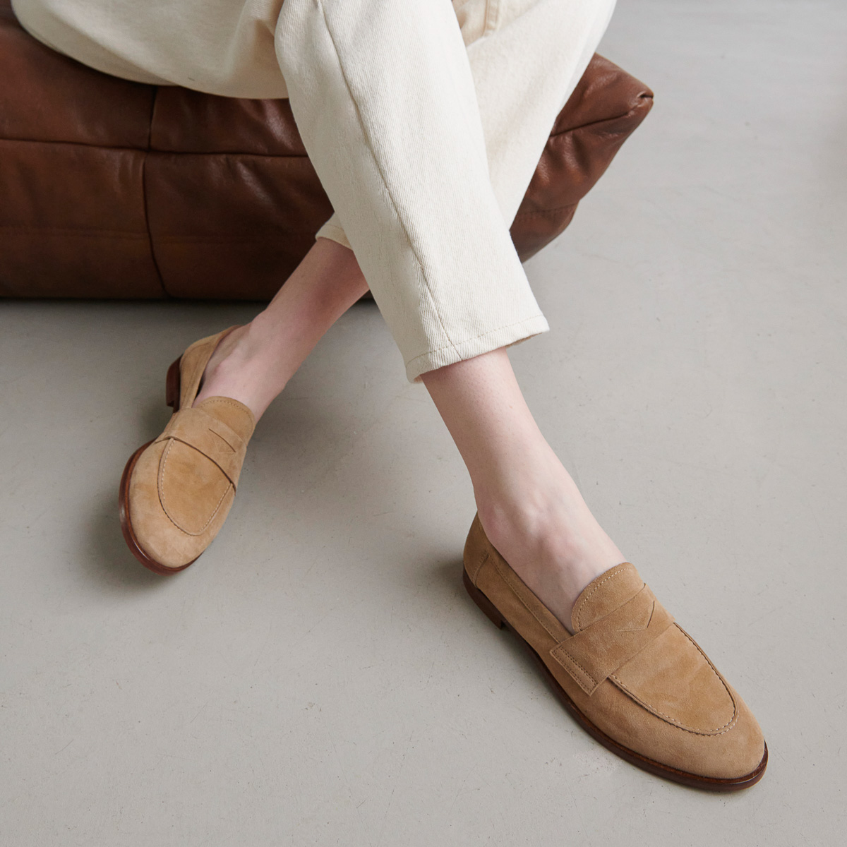 Round-toed loafers in camel velvet | THELMA