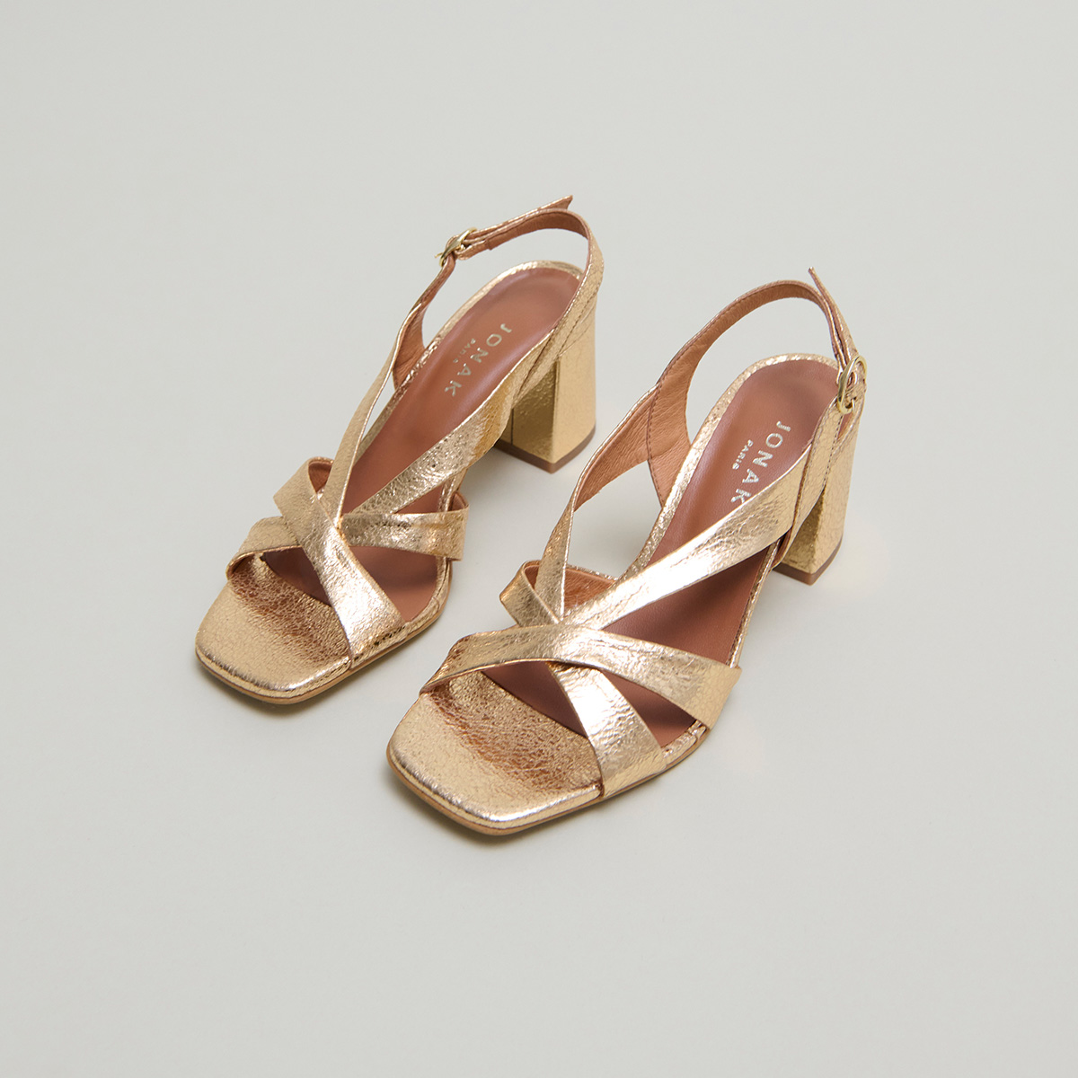 Heeled sandals in gold cracked leather | VANITY