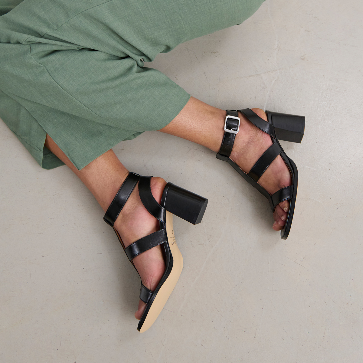 Heeled sandals in black leather | VILMA