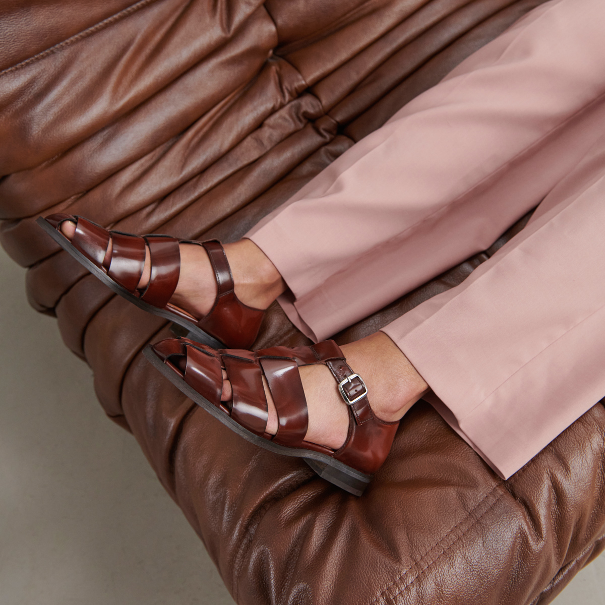 Sandals in brown glazed leather | AGOSTA