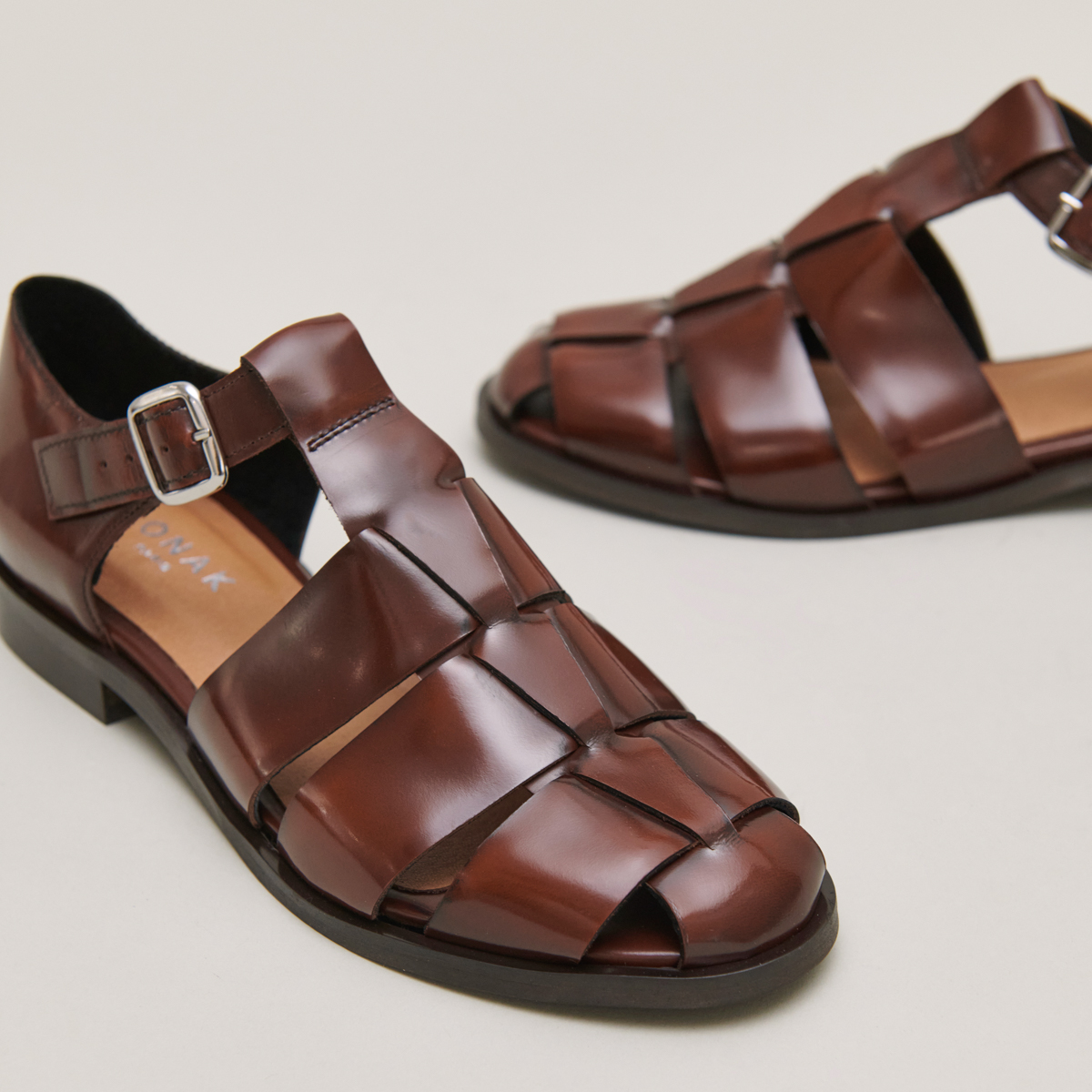 Sandals in brown glazed leather | AGOSTA