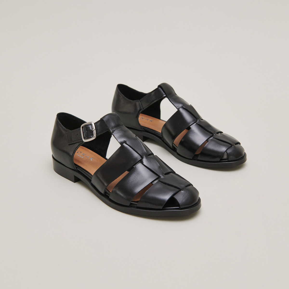 Sandals in black leather | AGOSTA