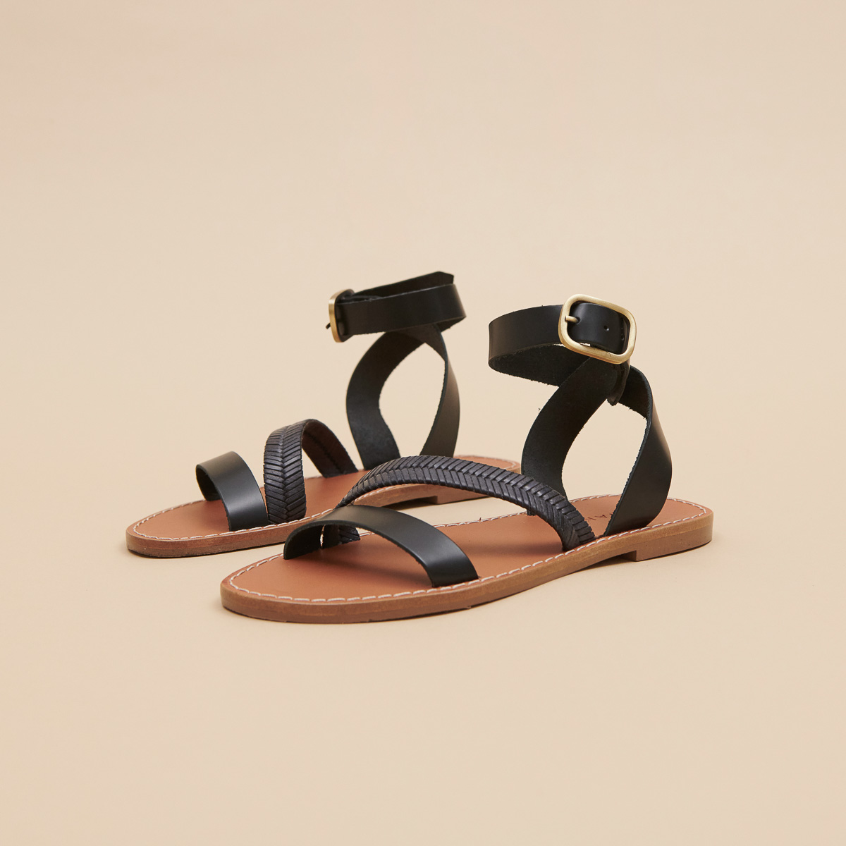 Plagettes with straps in black glazed leather | LAUSANNE