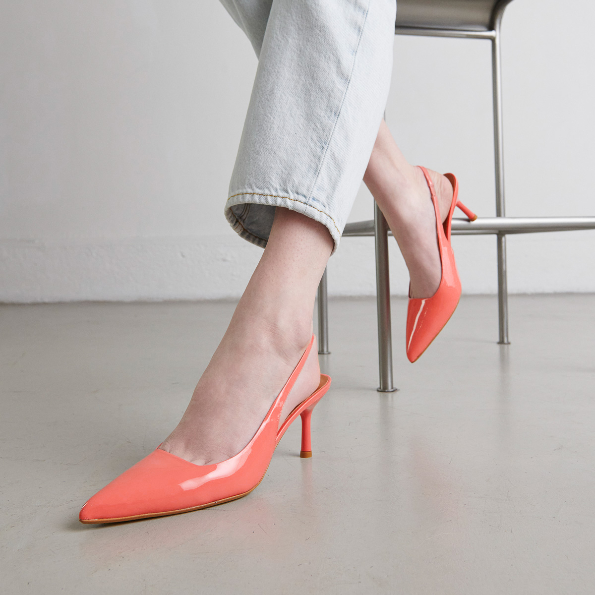 Pumps with pointed toes in coral patent | DIAMANTINE
