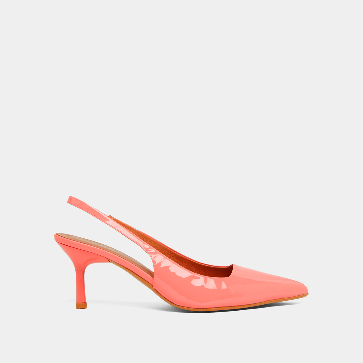 Pumps with pointed toes in coral patent | DIAMANTINE