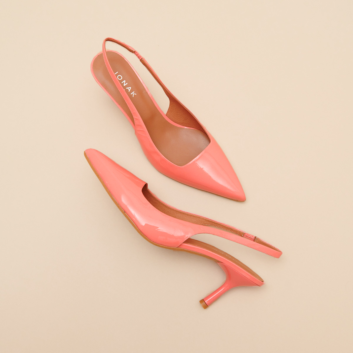 Pumps with pointed toes in coral patent | DIAMANTINE