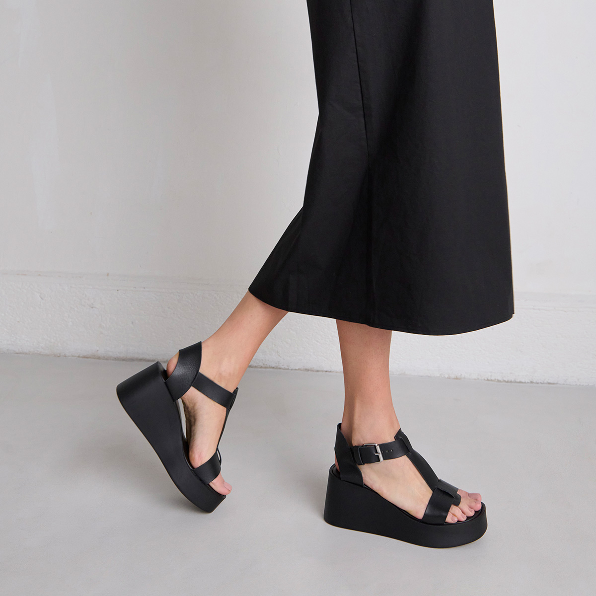 Wedge sandals with adjustable buckles in black leather | ESTELLE