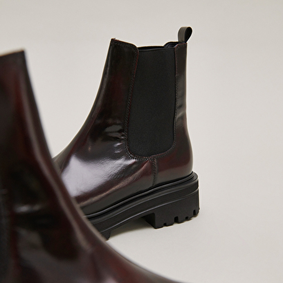 Boots &agrave; semelles crant&eacute;es et &eacute;lastiques in burgundy patinated leather | amandine
