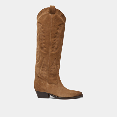 Pointed-toe boots with visible stitching in dark taupe suede | DORILLA