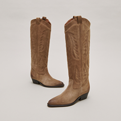 Pointed-toe boots with visible stitching in dark taupe suede | DORILLA