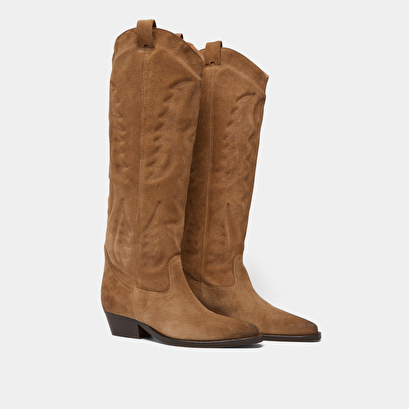 Pointed-toe boots with visible stitching in dark taupe suede | DORILLA