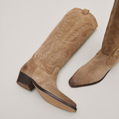 Pointed-toe boots with visible stitching in dark taupe suede | DORILLA
