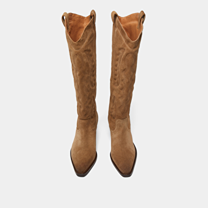 Pointed-toe boots with visible stitching in dark taupe suede | DORILLA